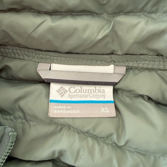 Columbia Women's Puffer Vest - Picture 10 of 11